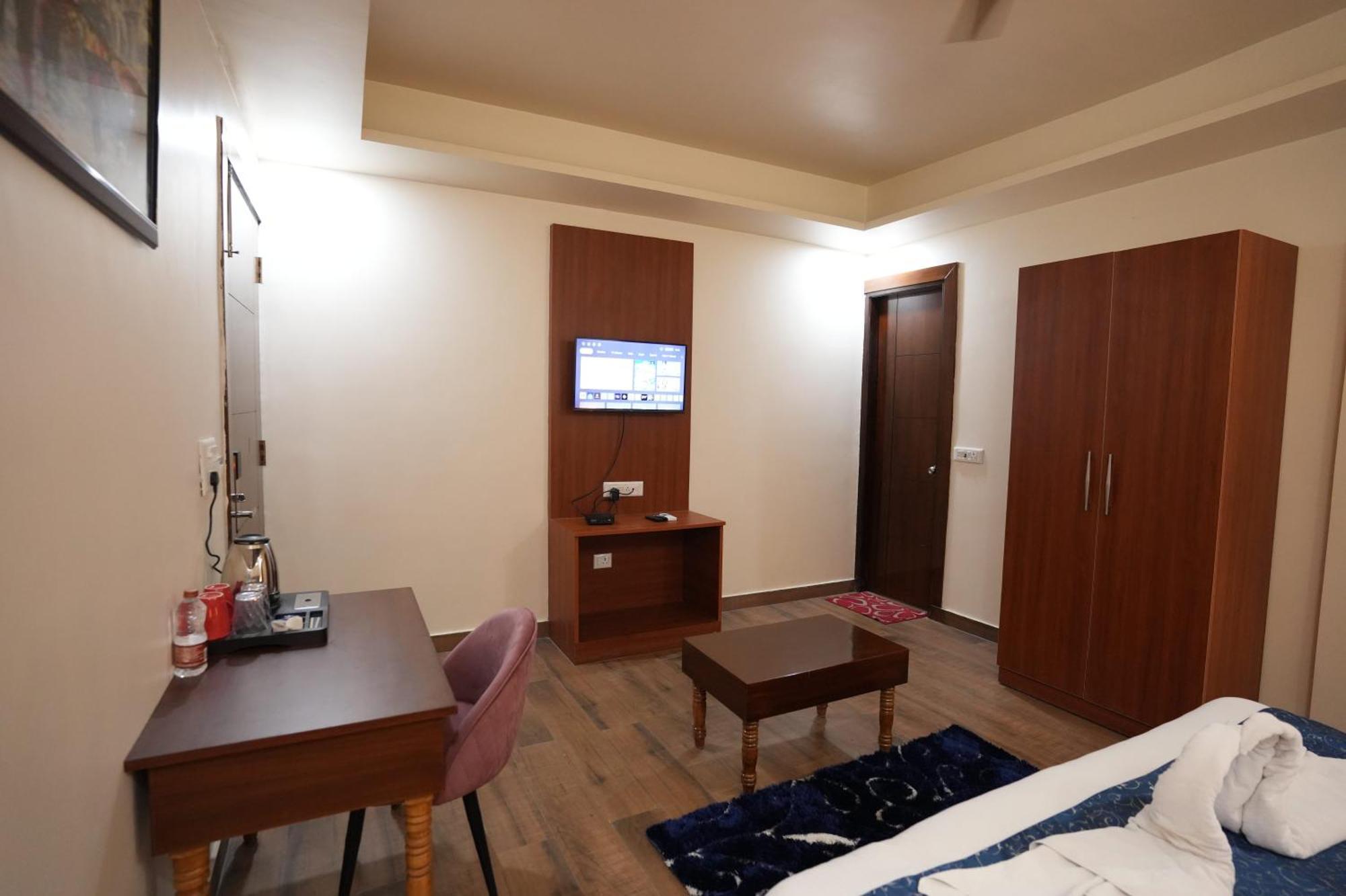 Sarla Hotel Inn Noida Exterior photo