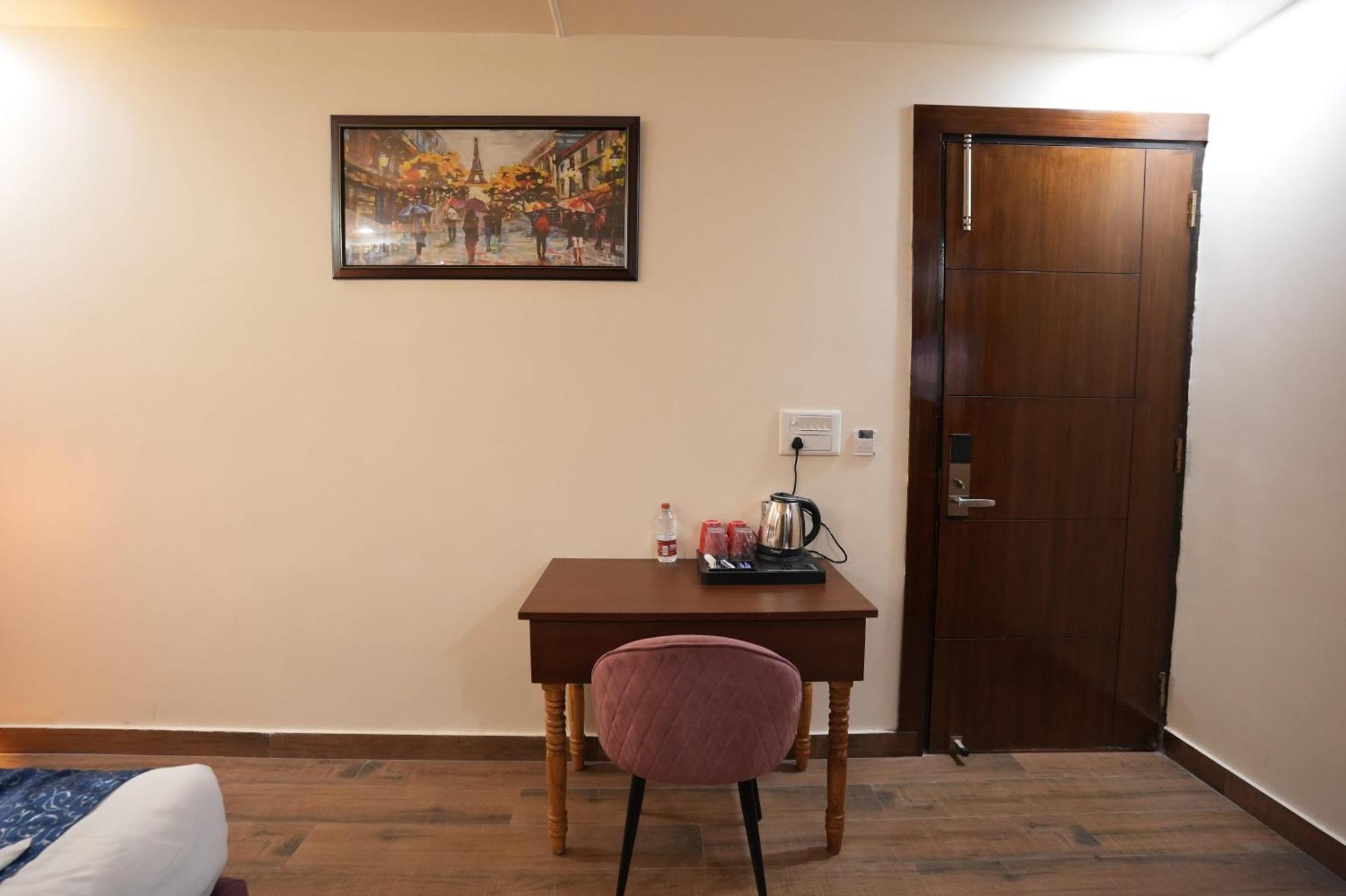 Sarla Hotel Inn Noida Exterior photo