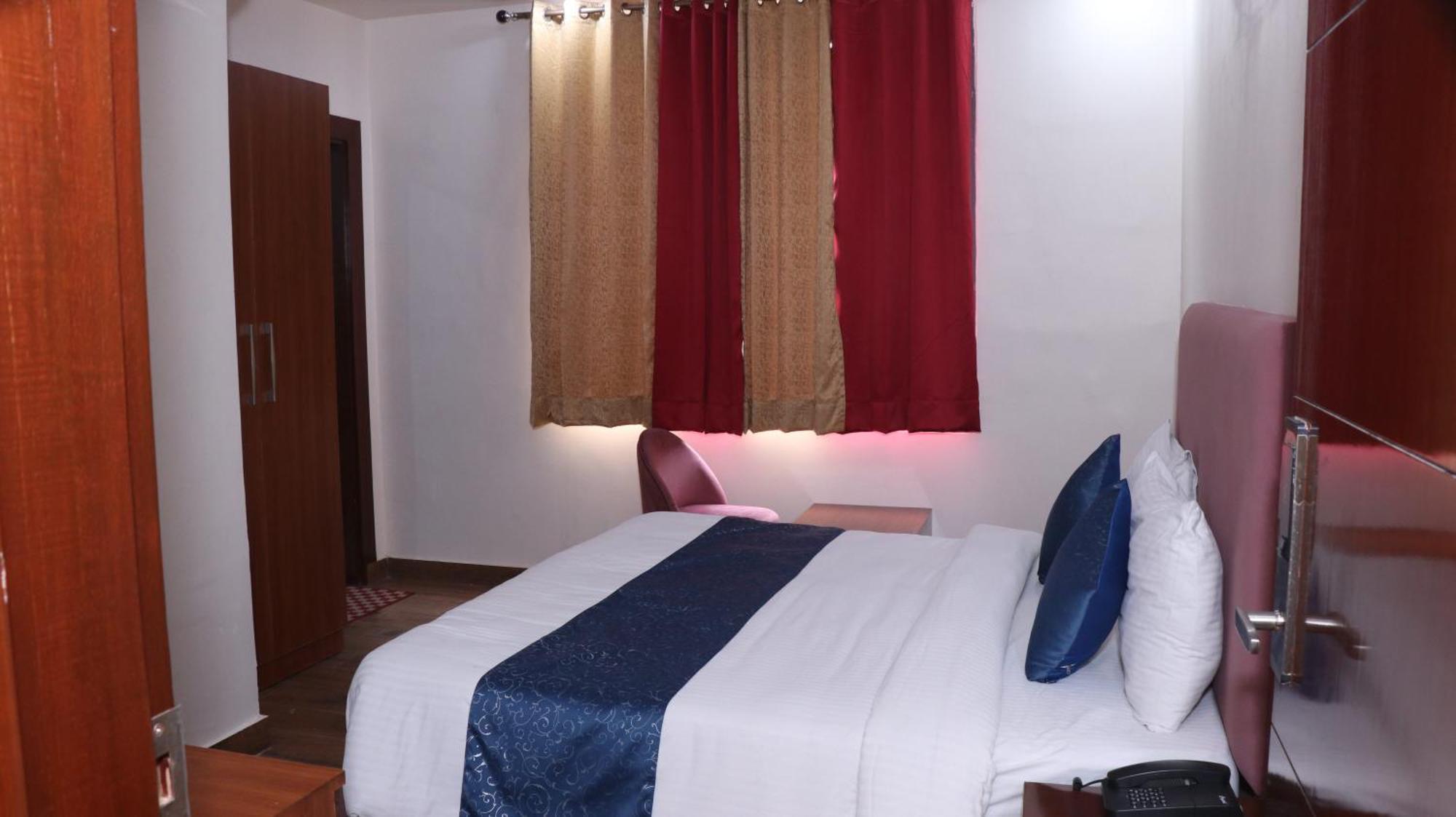 Sarla Hotel Inn Noida Exterior photo